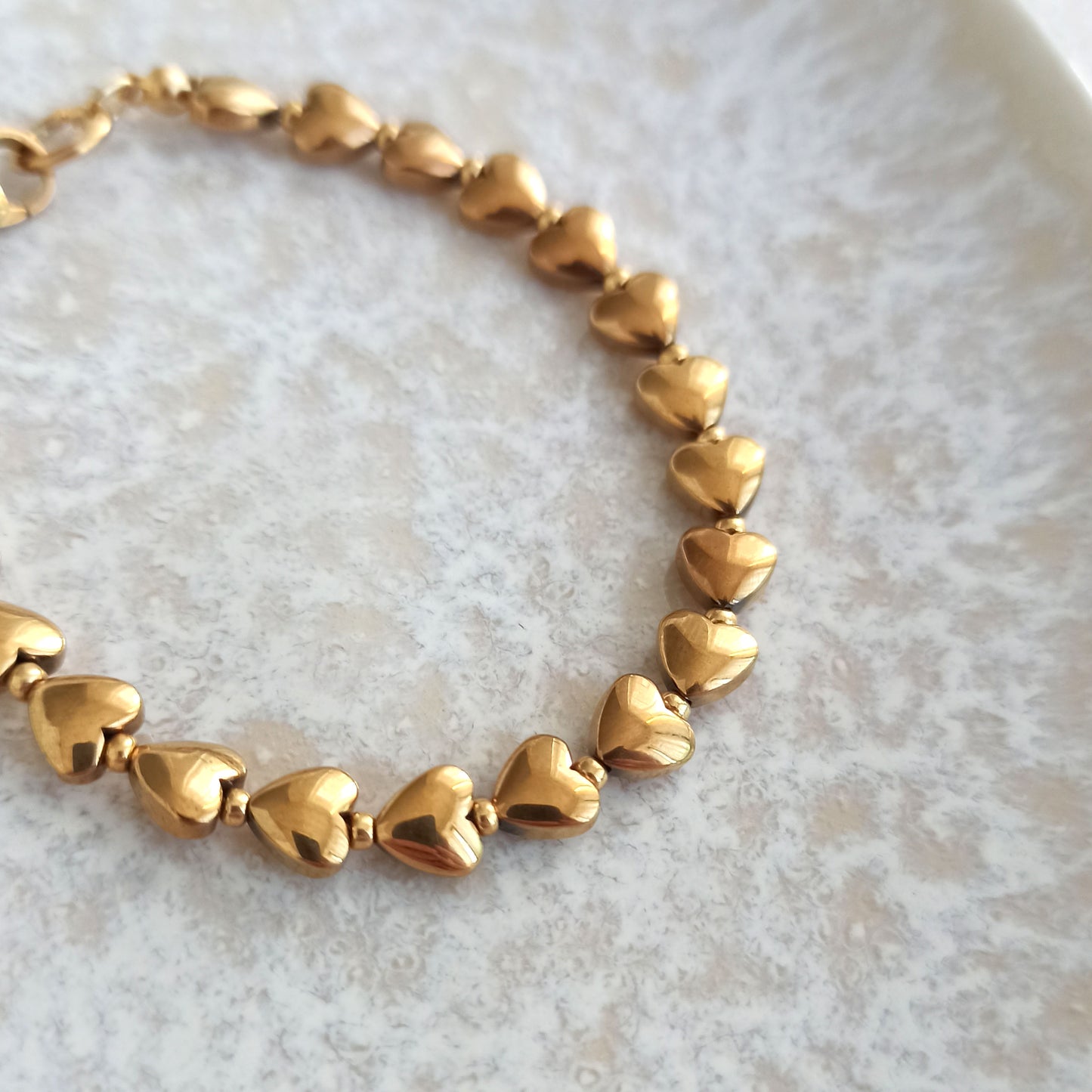 Náramek s pozlacenými srdíčky