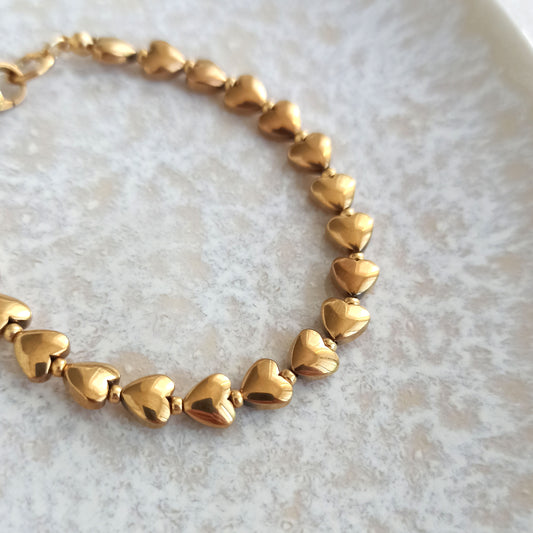 Náramek s pozlacenými srdíčky