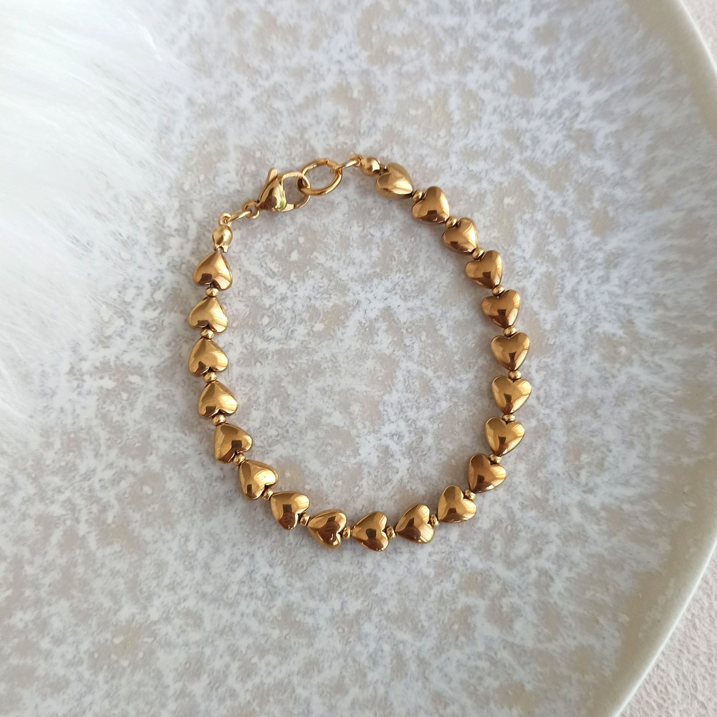 Náramek s pozlacenými srdíčky