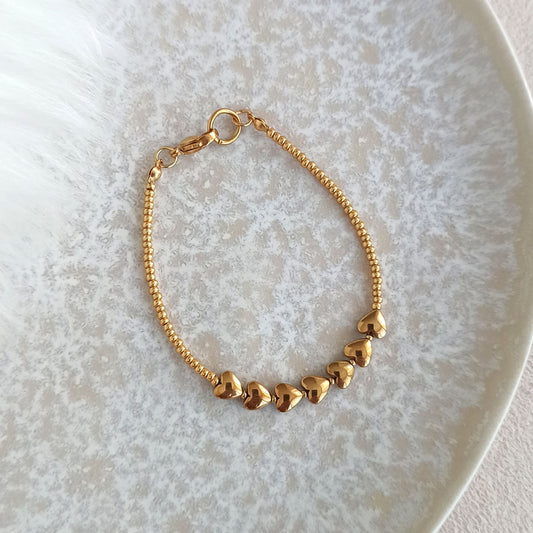 Náramek s pozlacenými srdíčky a rokajlem