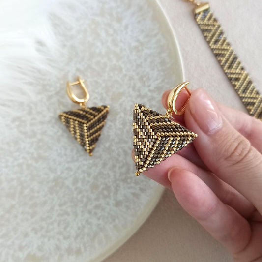 Trojúhelníkové objemné náušnice hnědo-zlaté
