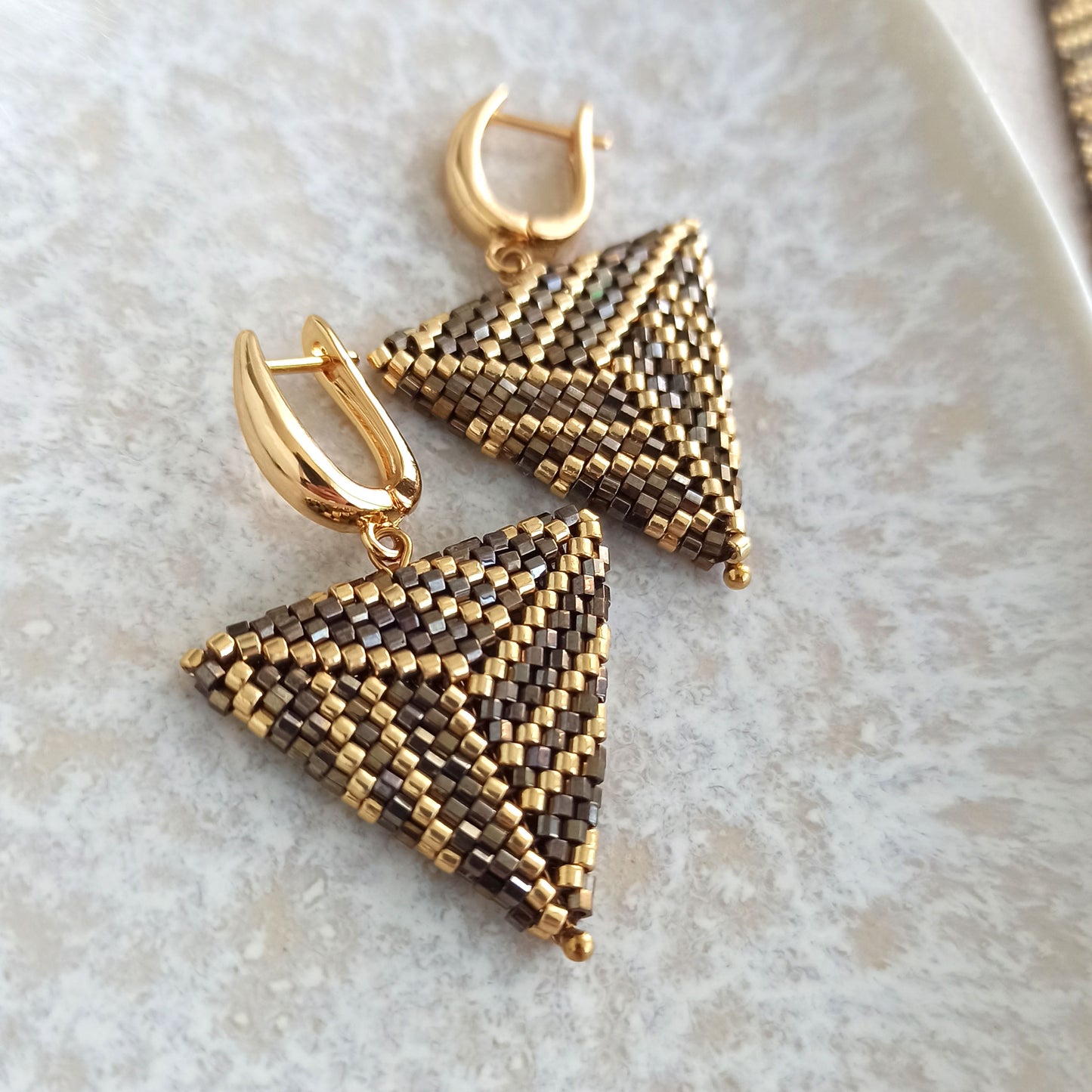 Trojúhelníkové objemné náušnice hnědo-zlaté