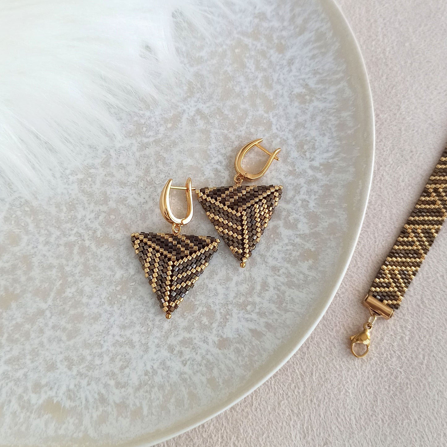 Trojúhelníkové objemné náušnice hnědo-zlaté