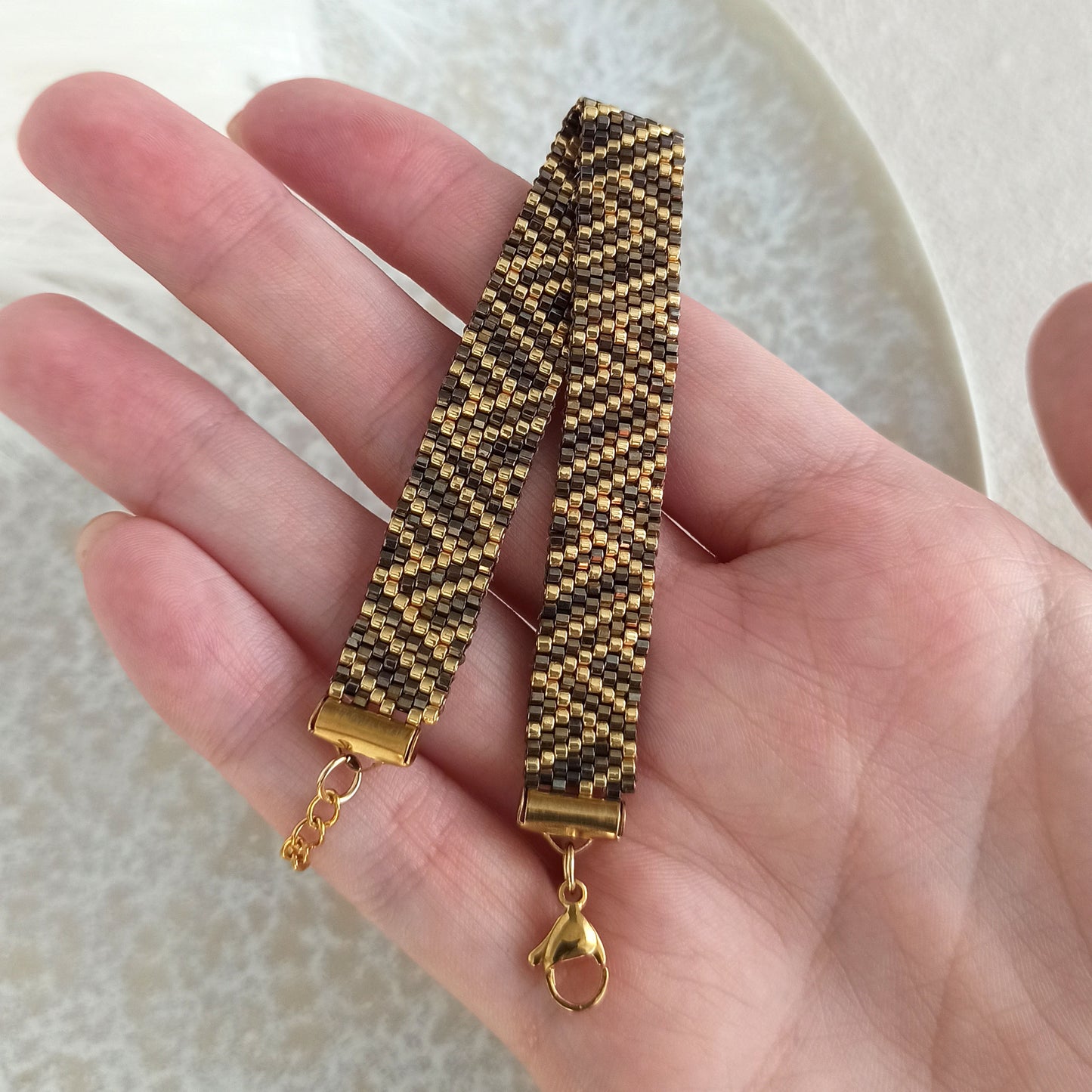 Náramek s geometrickým vzorem - hnědo-zlatý