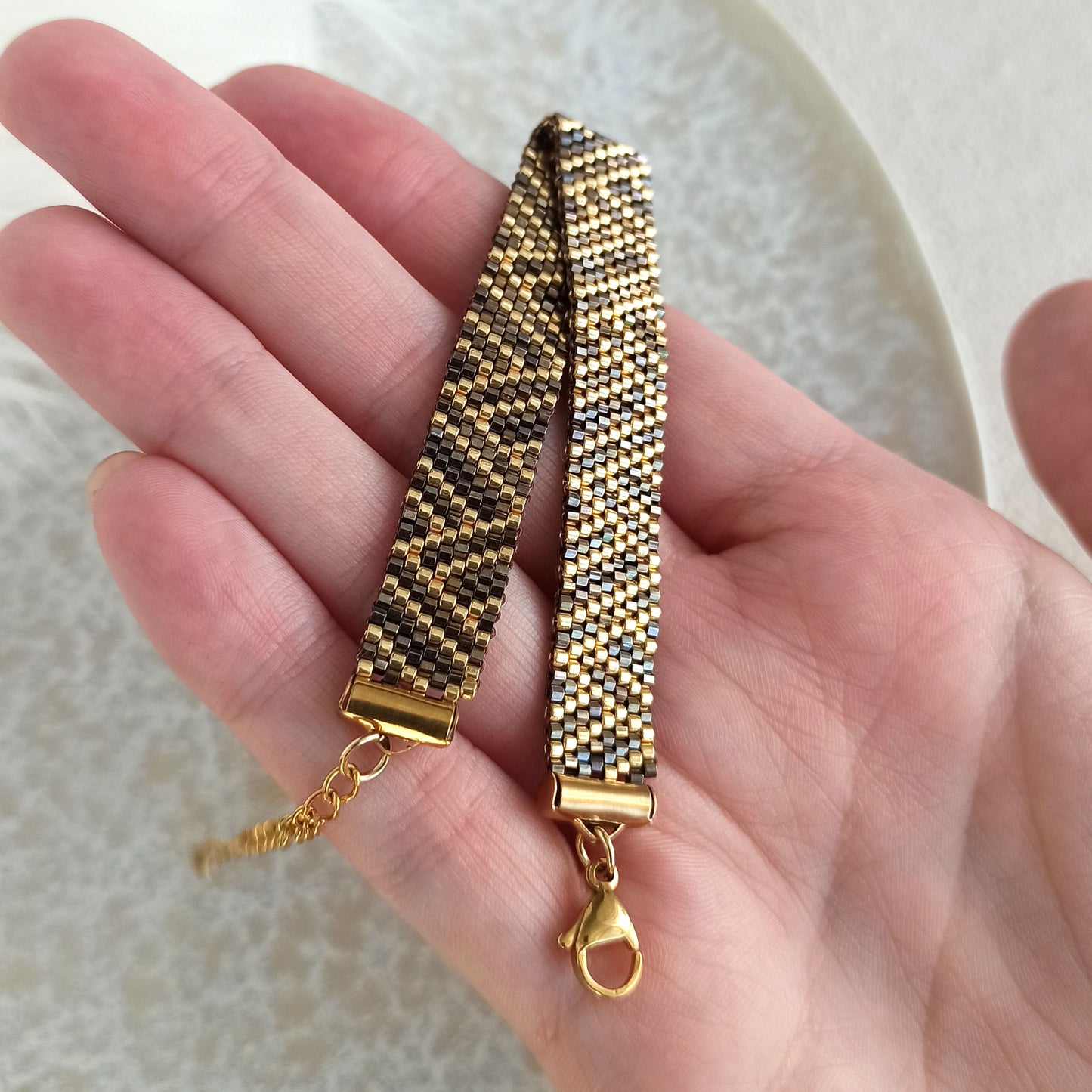 Náramek s geometrickým vzorem - hnědo-zlatý