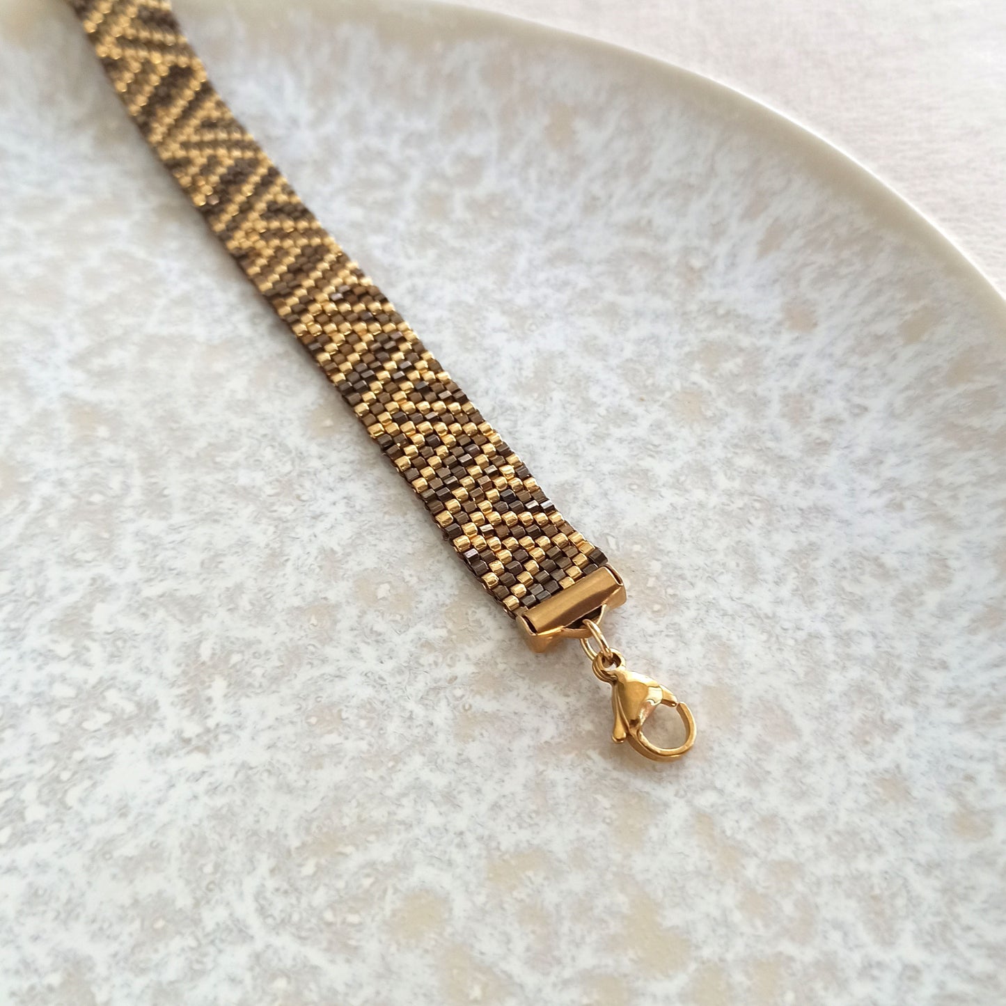 Náramek s geometrickým vzorem - hnědo-zlatý