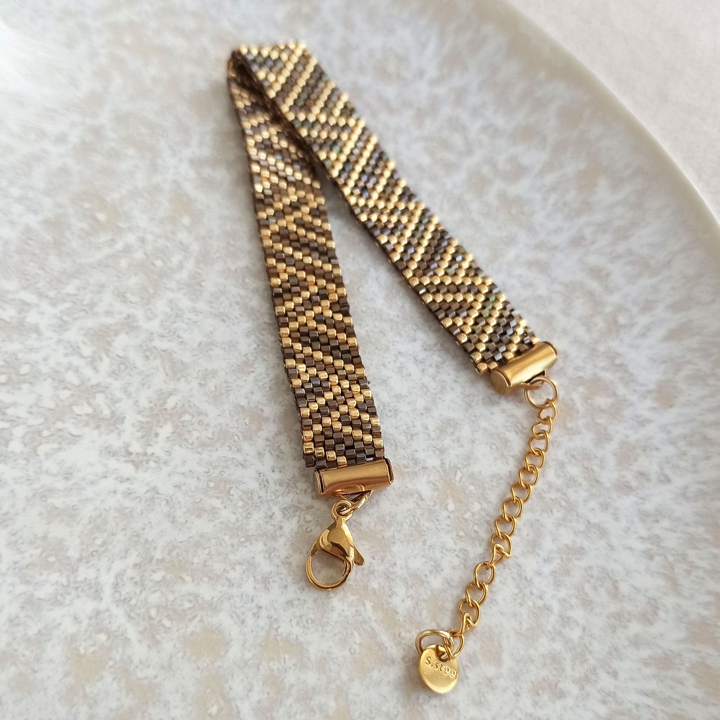 Náramek s geometrickým vzorem - hnědo-zlatý