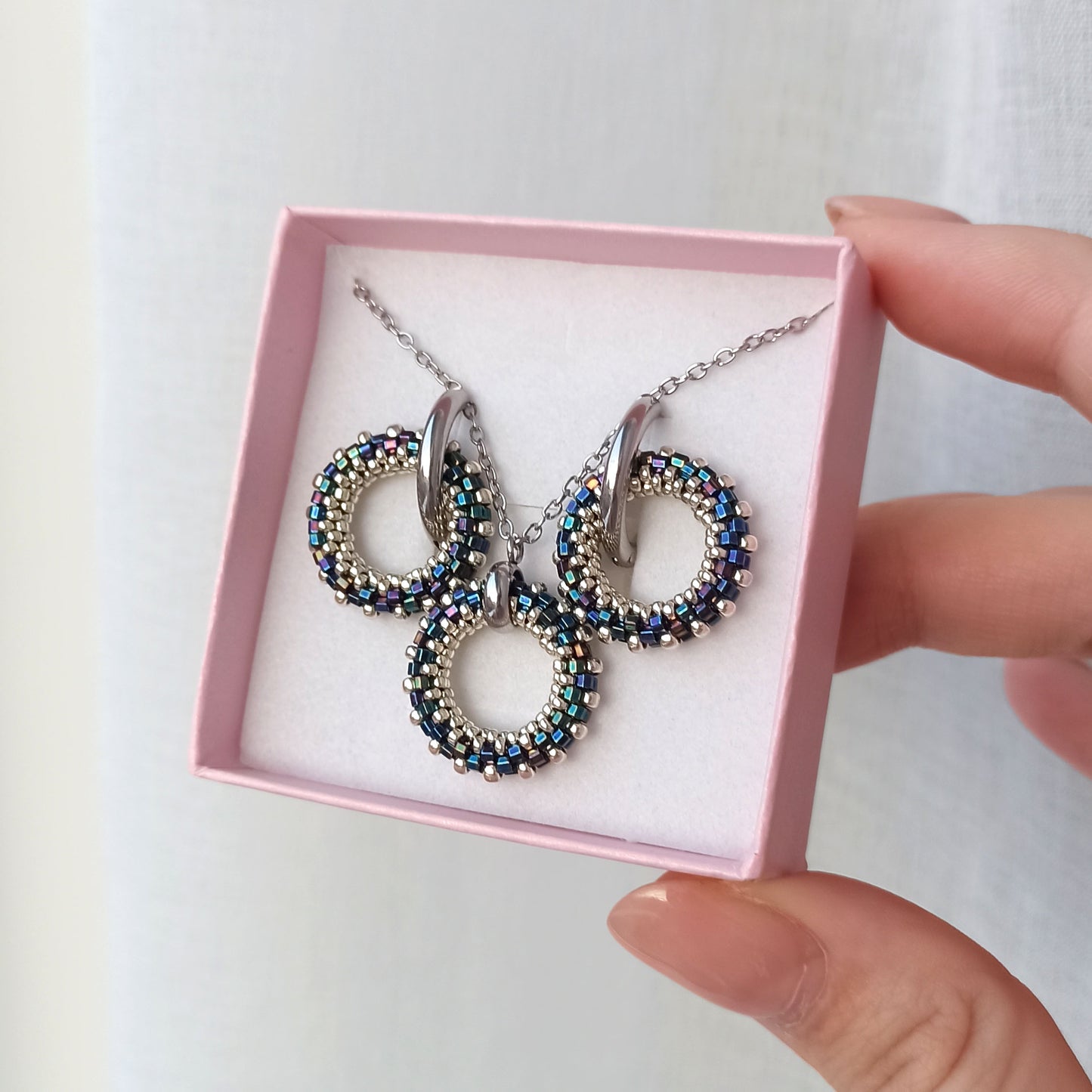 Sada šperků – náušnice a přívěsek 19 mm v tmavě modré a stříbrné barvě