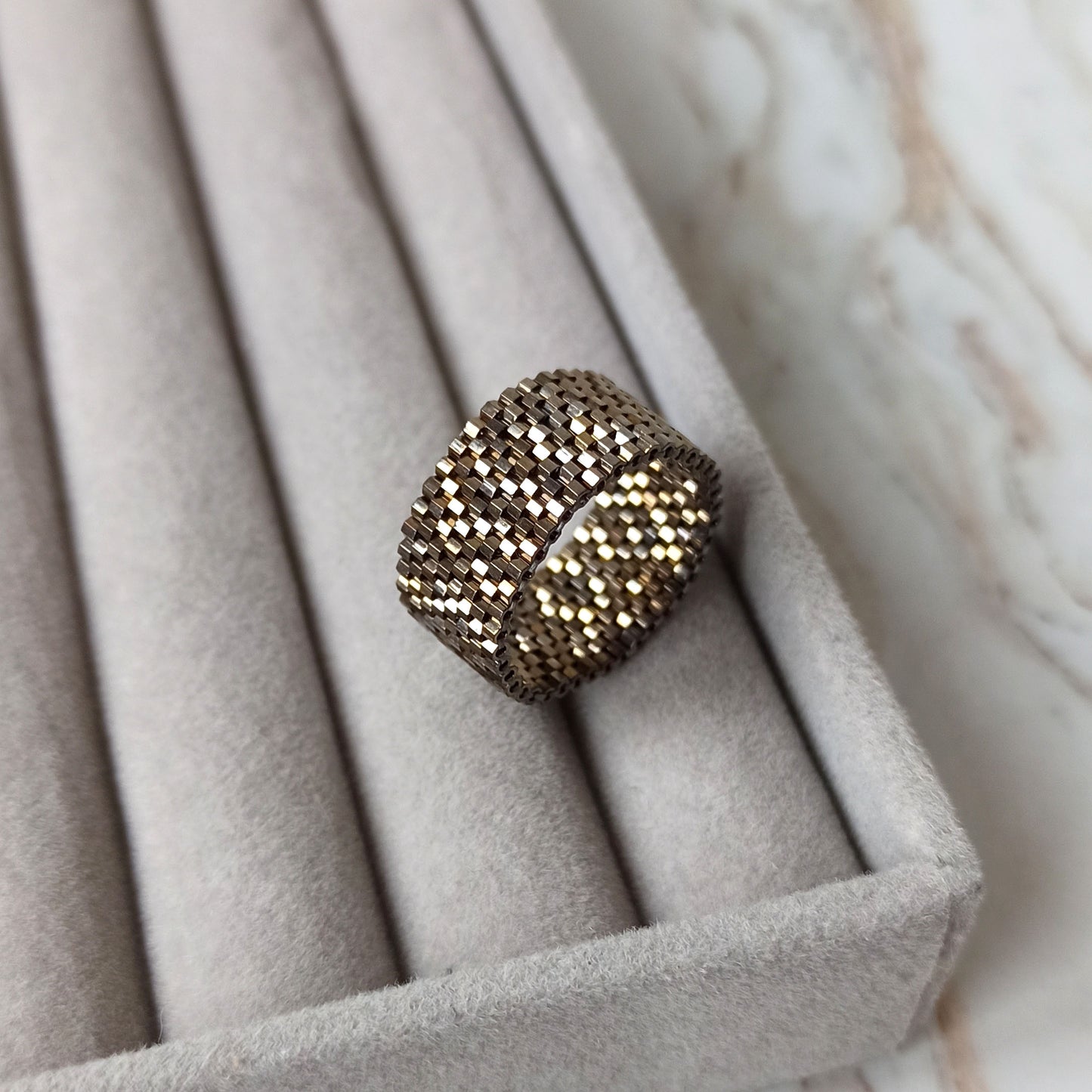 Široký třpytivý prstýnek v šedo-hnědých tónech