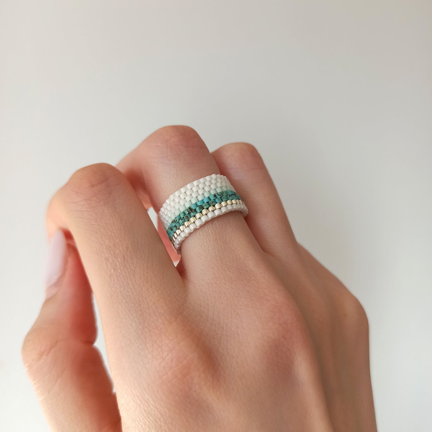 Široký prstýnek v jemně bílé barvě s tyrkysovým proužkem