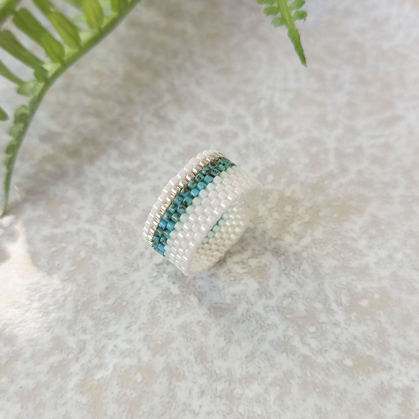 Široký prstýnek v jemně bílé barvě s tyrkysovým proužkem