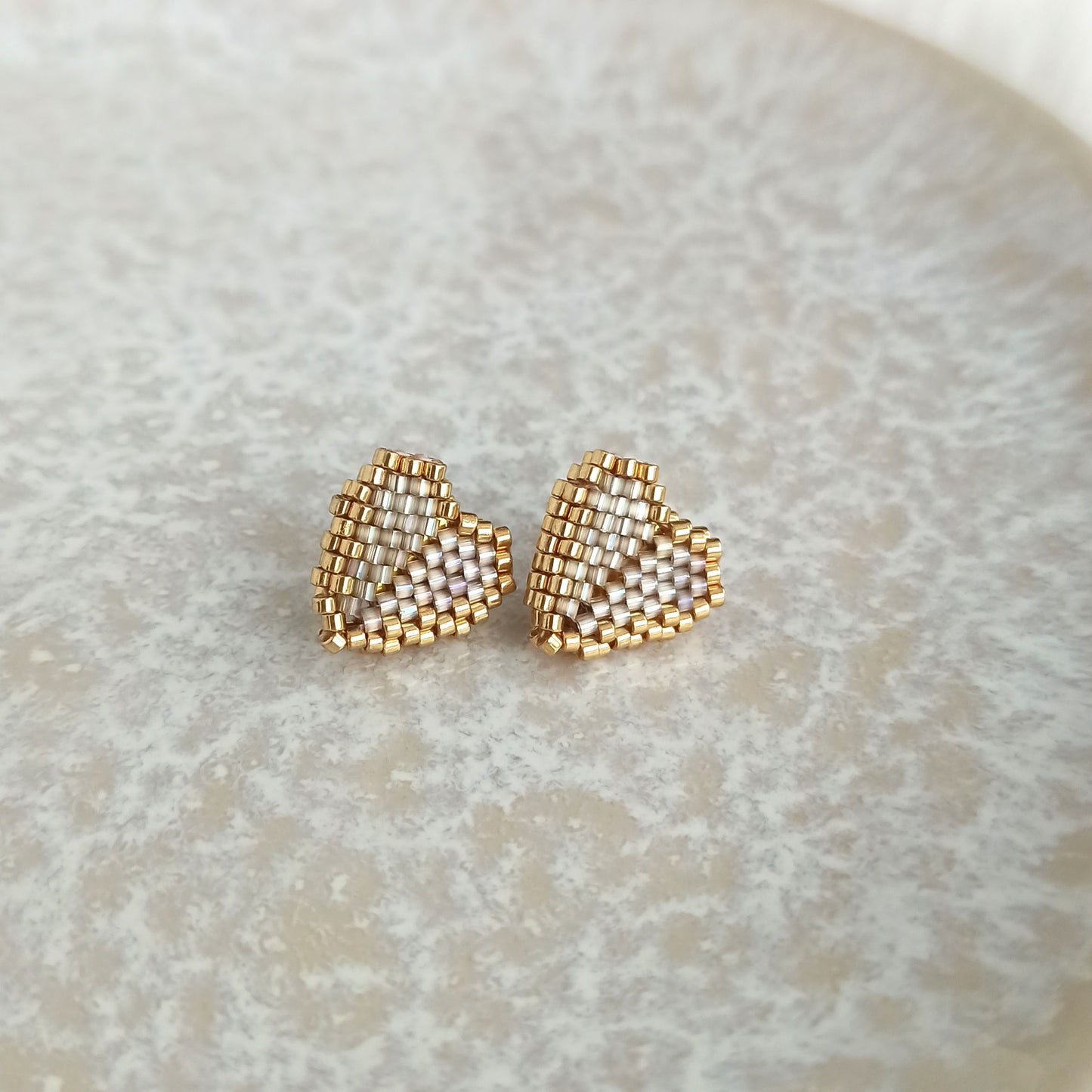 Třpytivé náušnice pecky – srdíčka se zlatým lemem