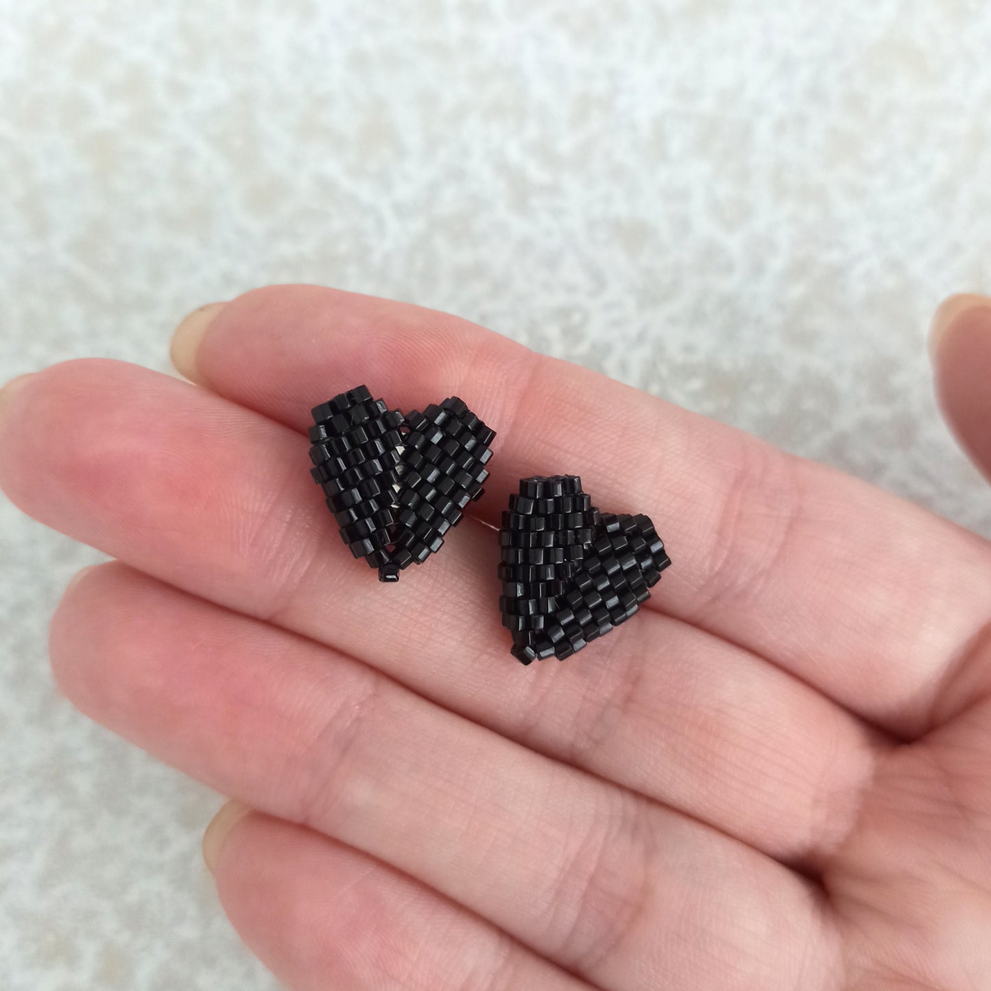 Náušnice srdíčka z třpytivého černého rokajlu