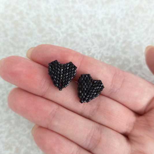 Náušnice srdíčka z třpytivého černého rokajlu