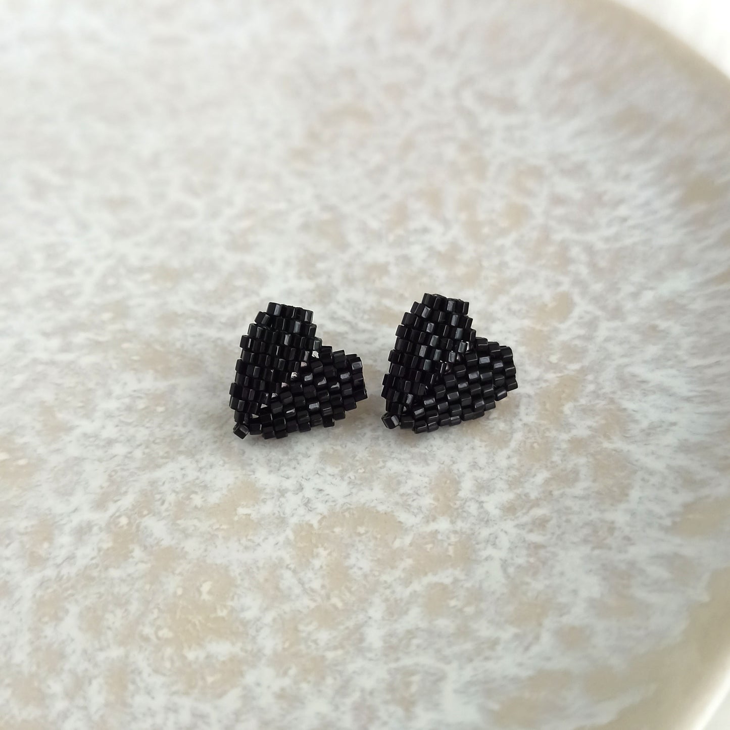 Náušnice srdíčka z třpytivého černého rokajlu