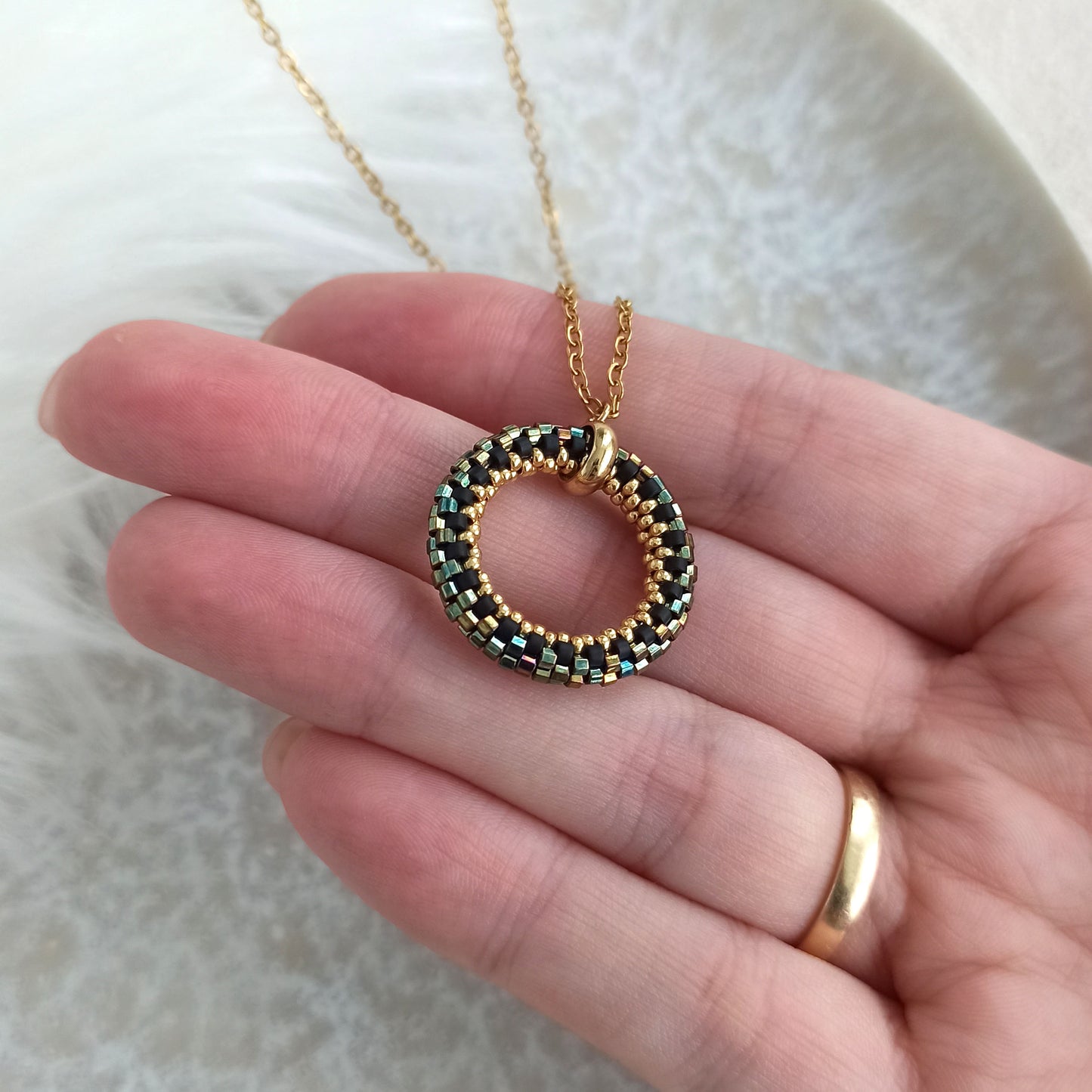 Přívěsek v třpytivých zeleno-zlatých barvách