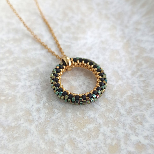 Přívěsek v třpytivých zeleno-zlatých barvách