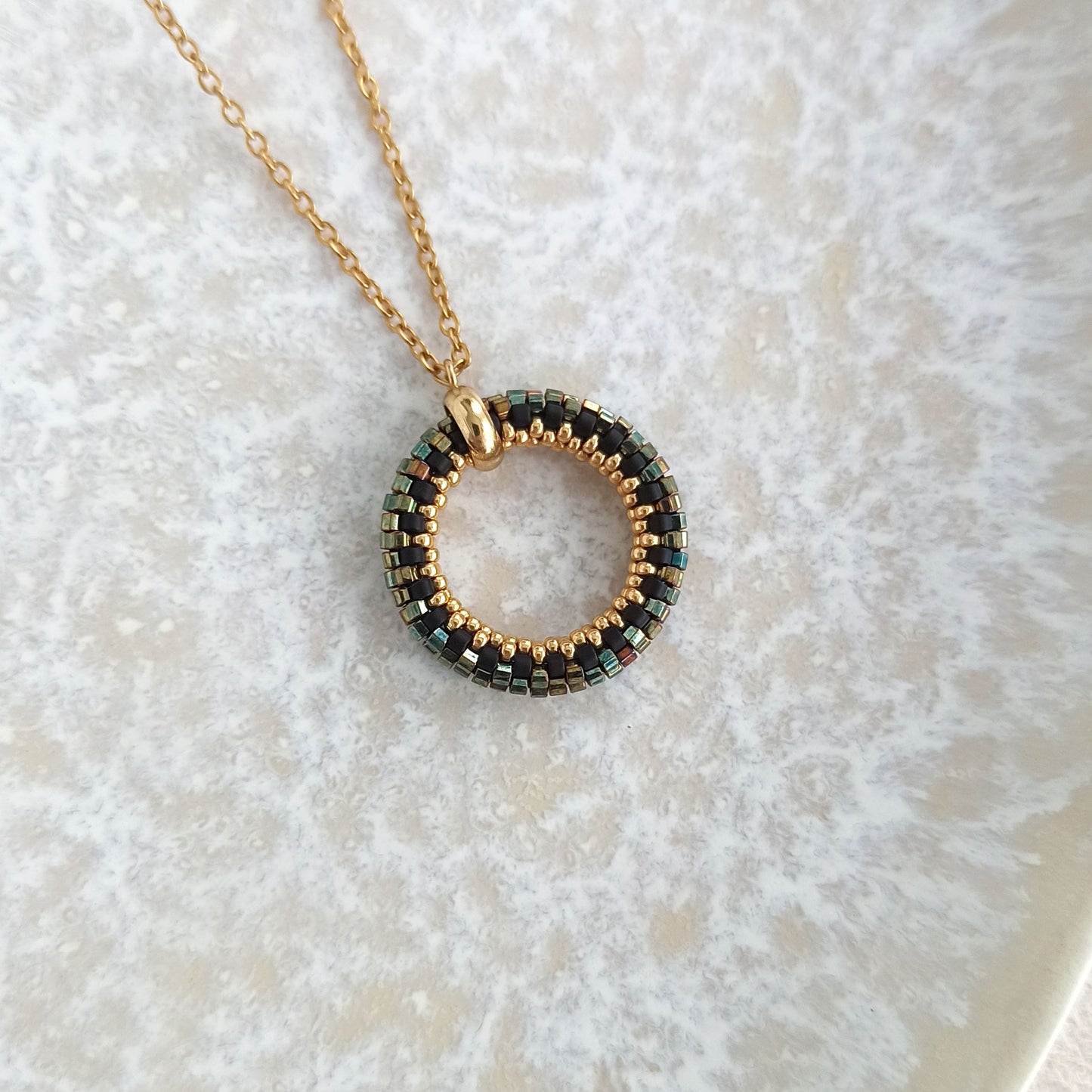 Přívěsek v třpytivých zeleno-zlatých barvách