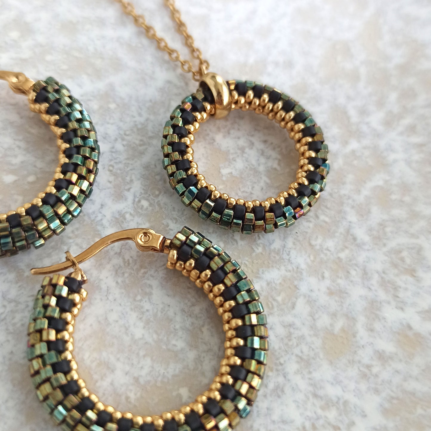 Přívěsek v třpytivých zeleno-zlatých barvách