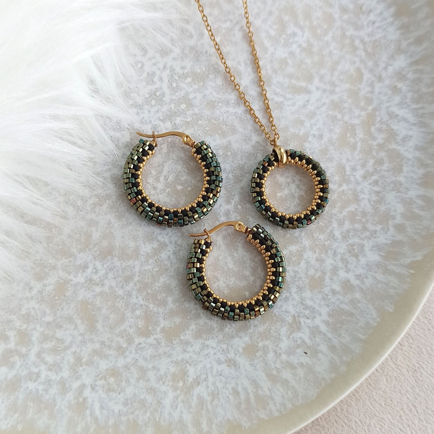 Přívěsek v třpytivých zeleno-zlatých barvách