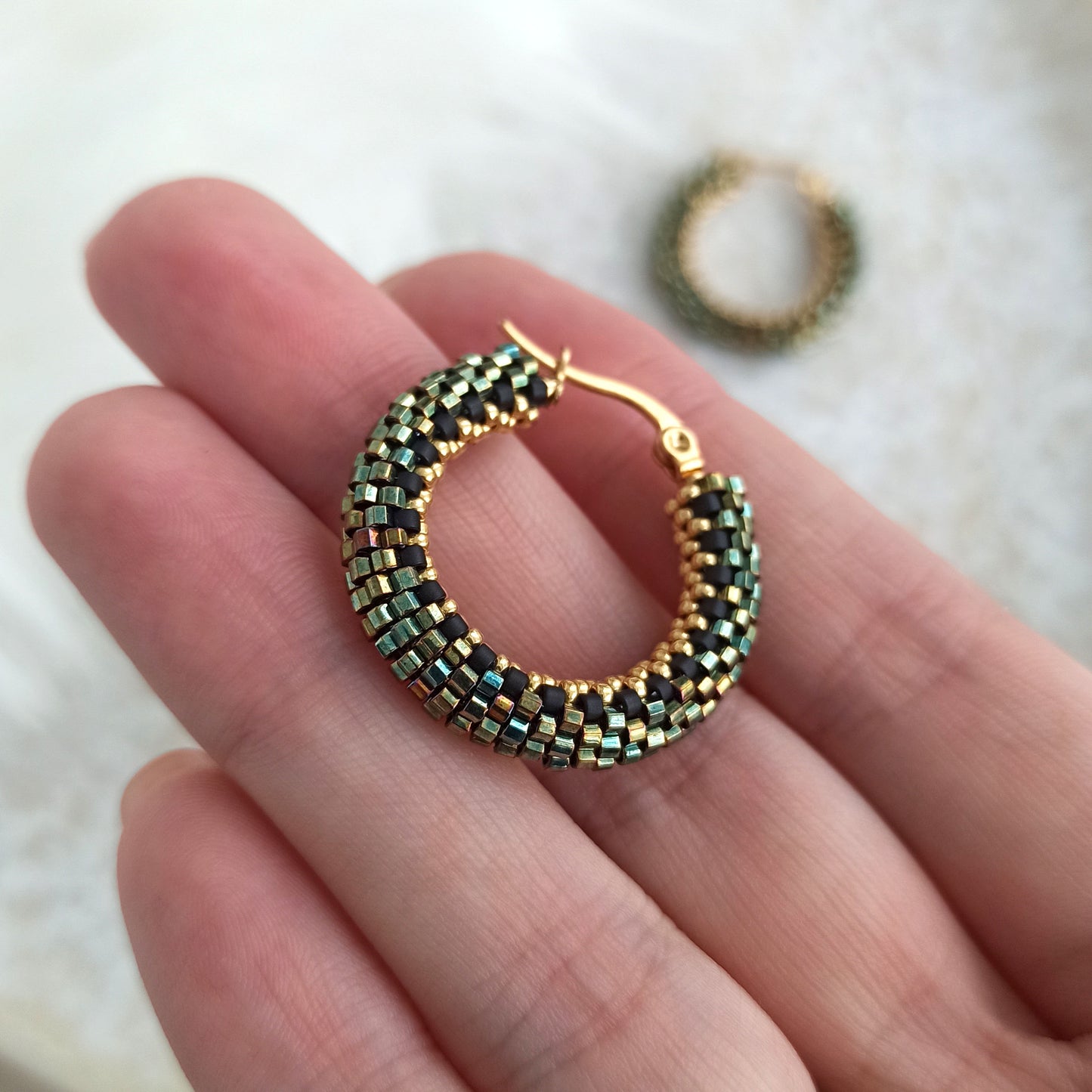 Kongo náušnice v třpytivých zeleno-zlatých barvách