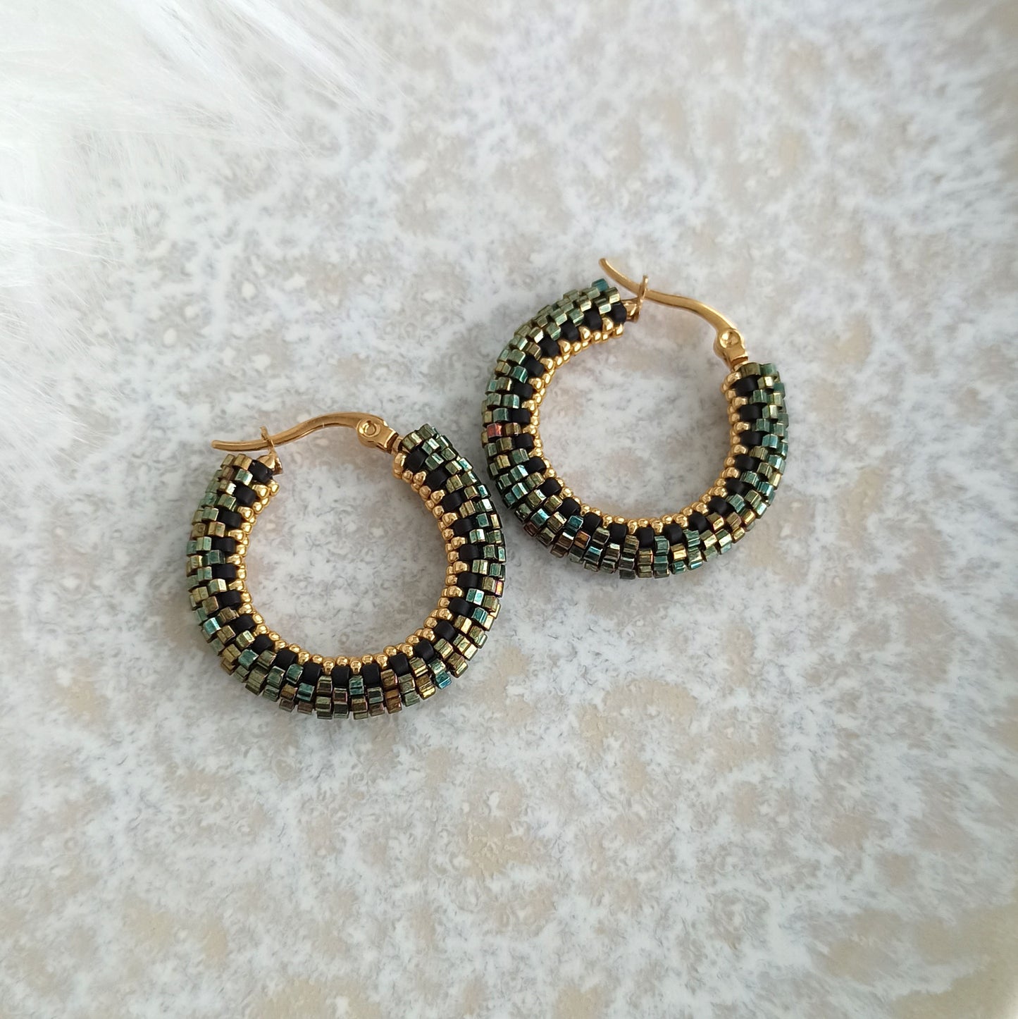 Kongo náušnice v třpytivých zeleno-zlatých barvách