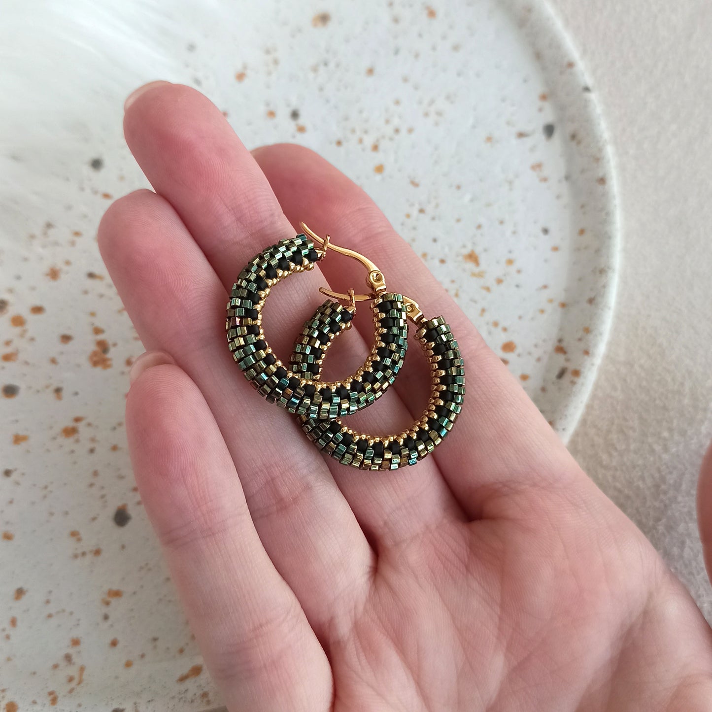 Kongo náušnice v třpytivých zeleno-zlatých barvách