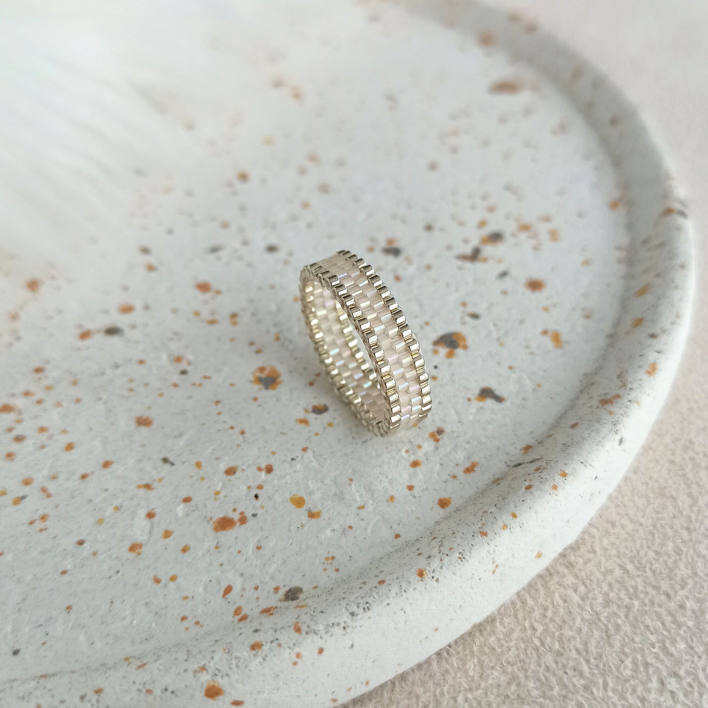 Tenký prstýnek se světle béžovým třpytem