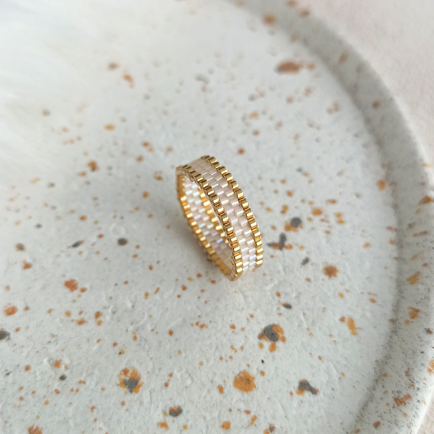 Tenký prstýnek se světle béžovým třpytem