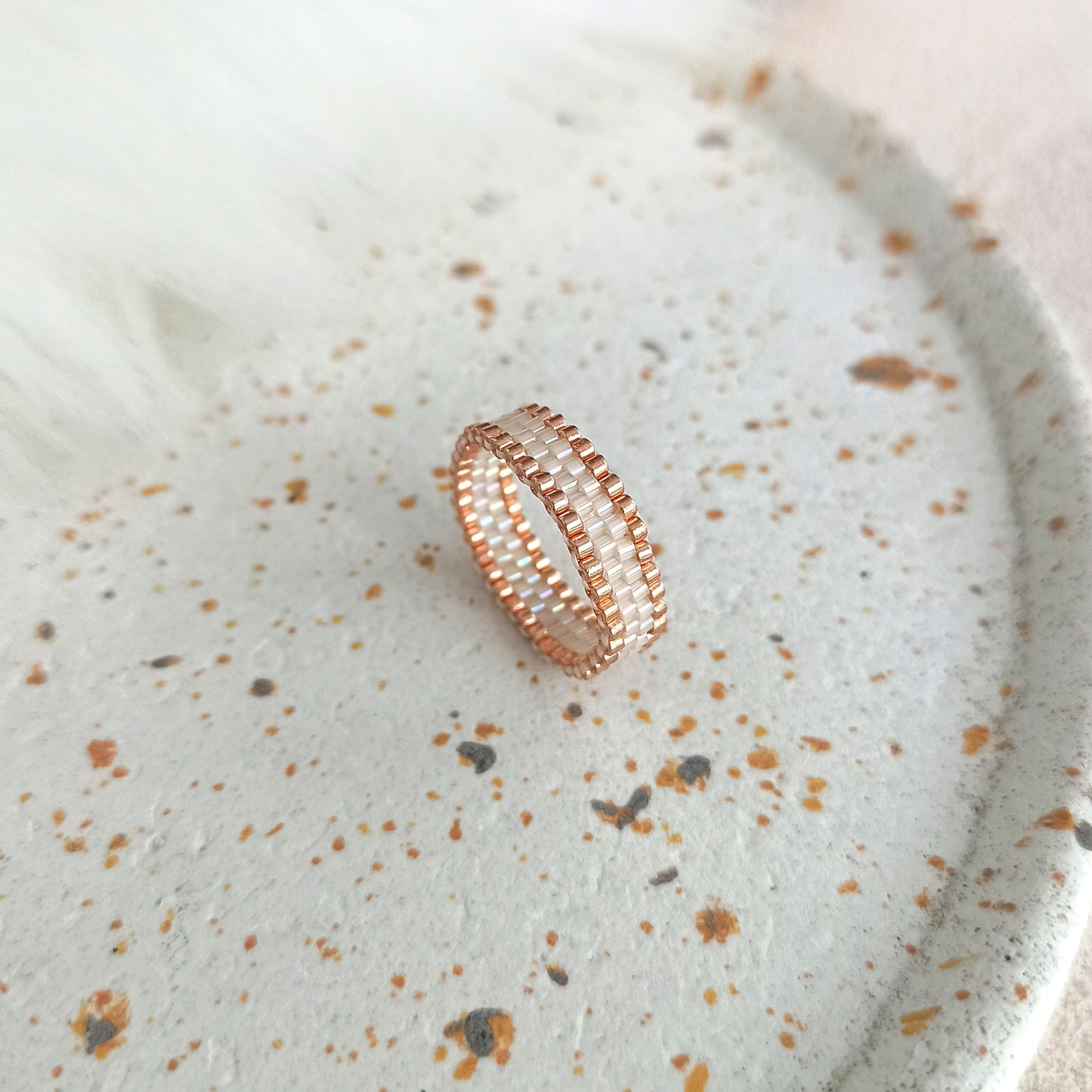 Tenký prstýnek se světle béžovým třpytem