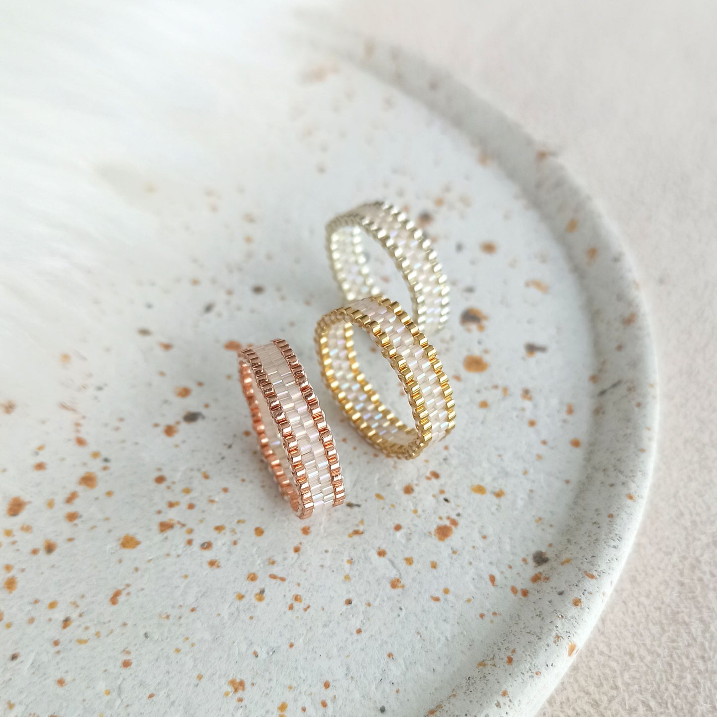 Tenký prstýnek se světle béžovým třpytem