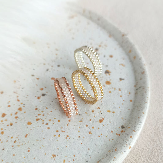 Tenký prstýnek se světle béžovým třpytem