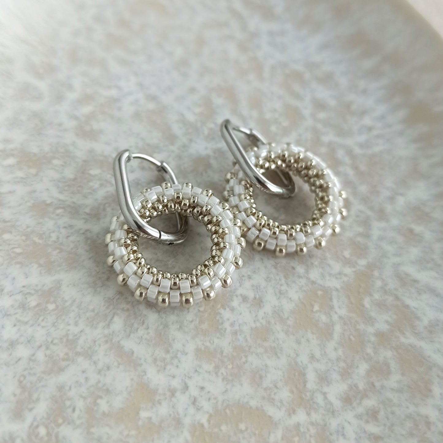 Náušnice 19 mm v bílo-stříbrné barvě