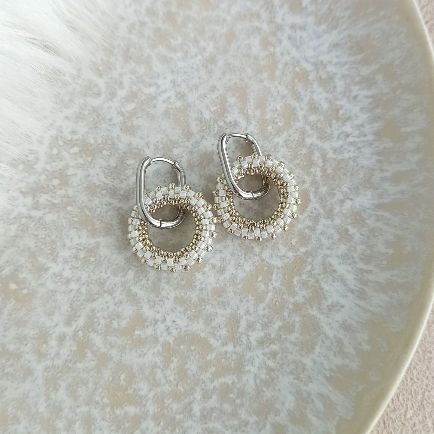 Náušnice 19 mm v bílo-stříbrné barvě