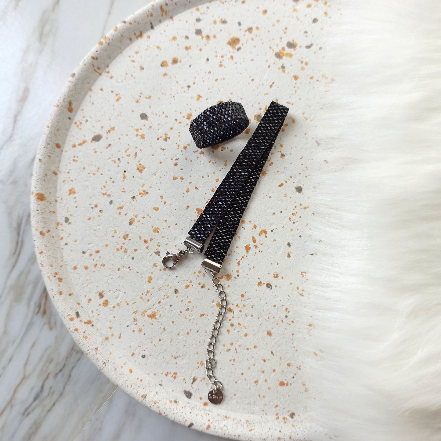 Černý třpytivý náramek