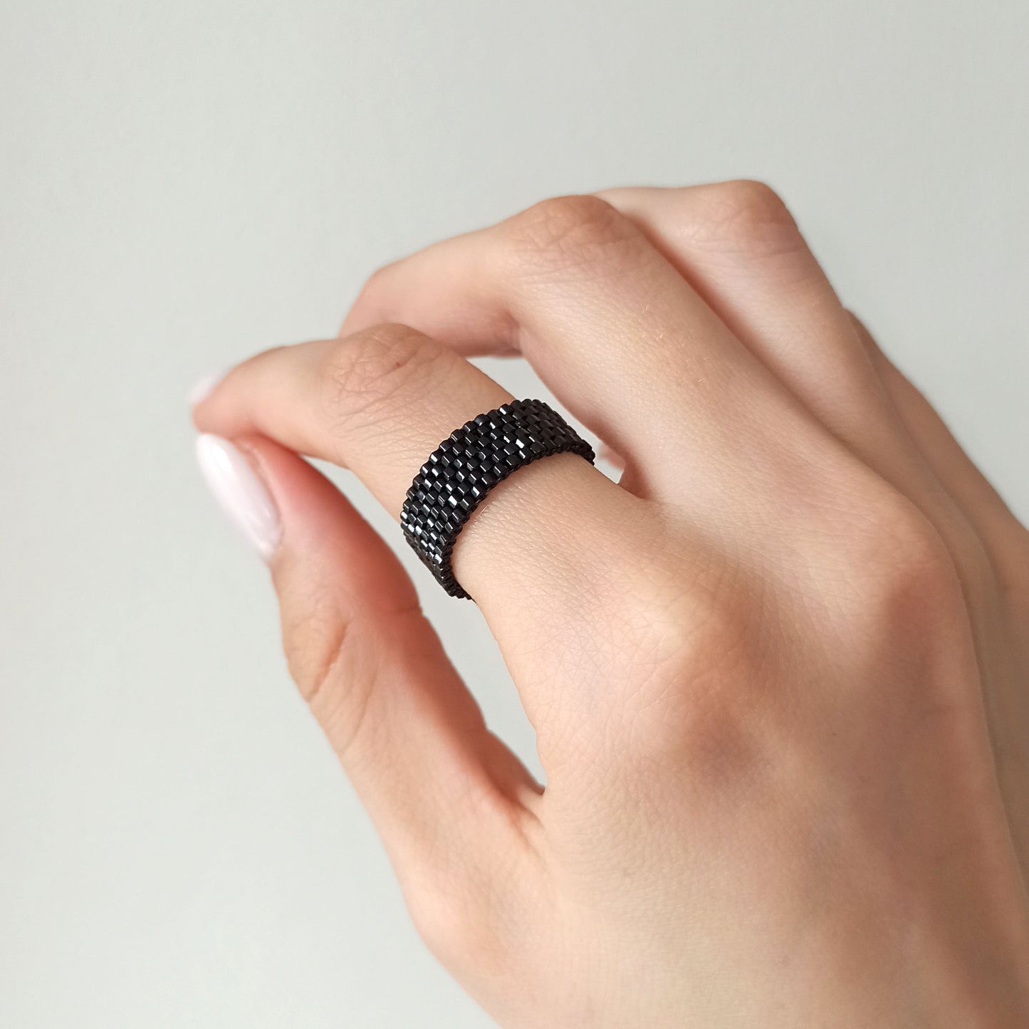 Černý třpytivý prsten