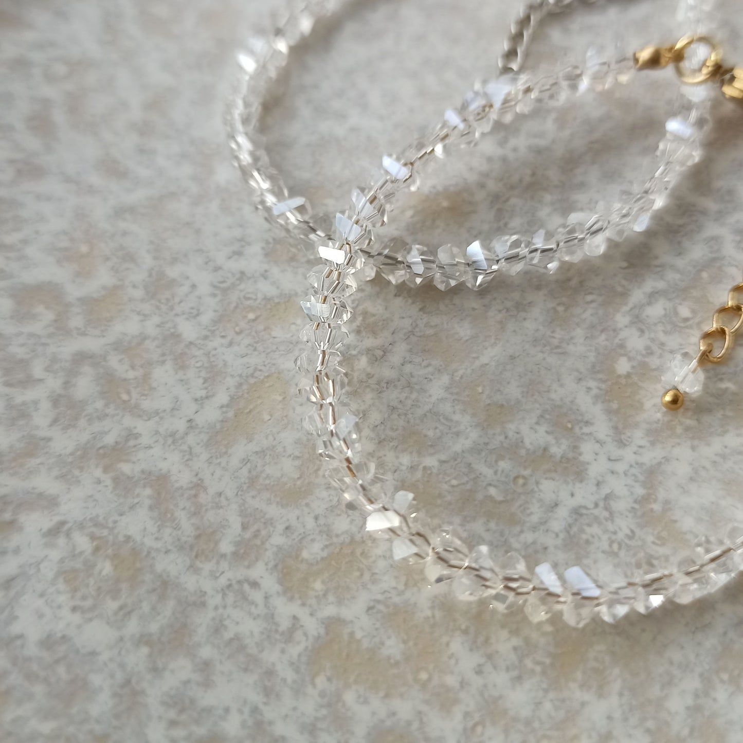 Náramek z křišťálových průhledných korálků