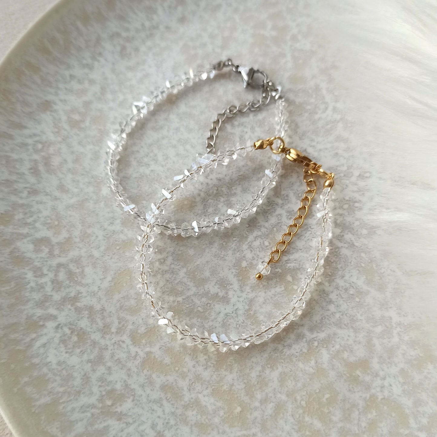 Náramek z křišťálových průhledných korálků