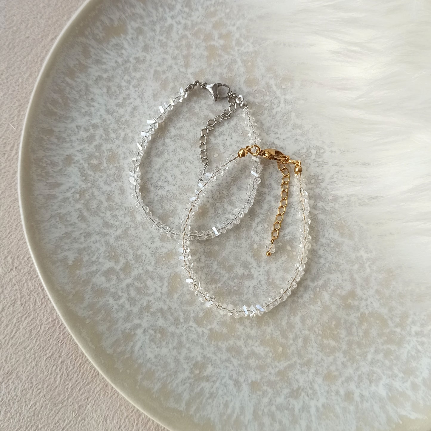 Náramek z křišťálových průhledných korálků