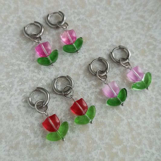 Náušnice se skleněnými tulipány ve stříbrné barvě.