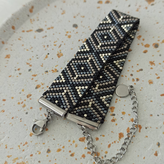 Náramek s geometrickým vzorem, na zápěstí 15–16 cm.