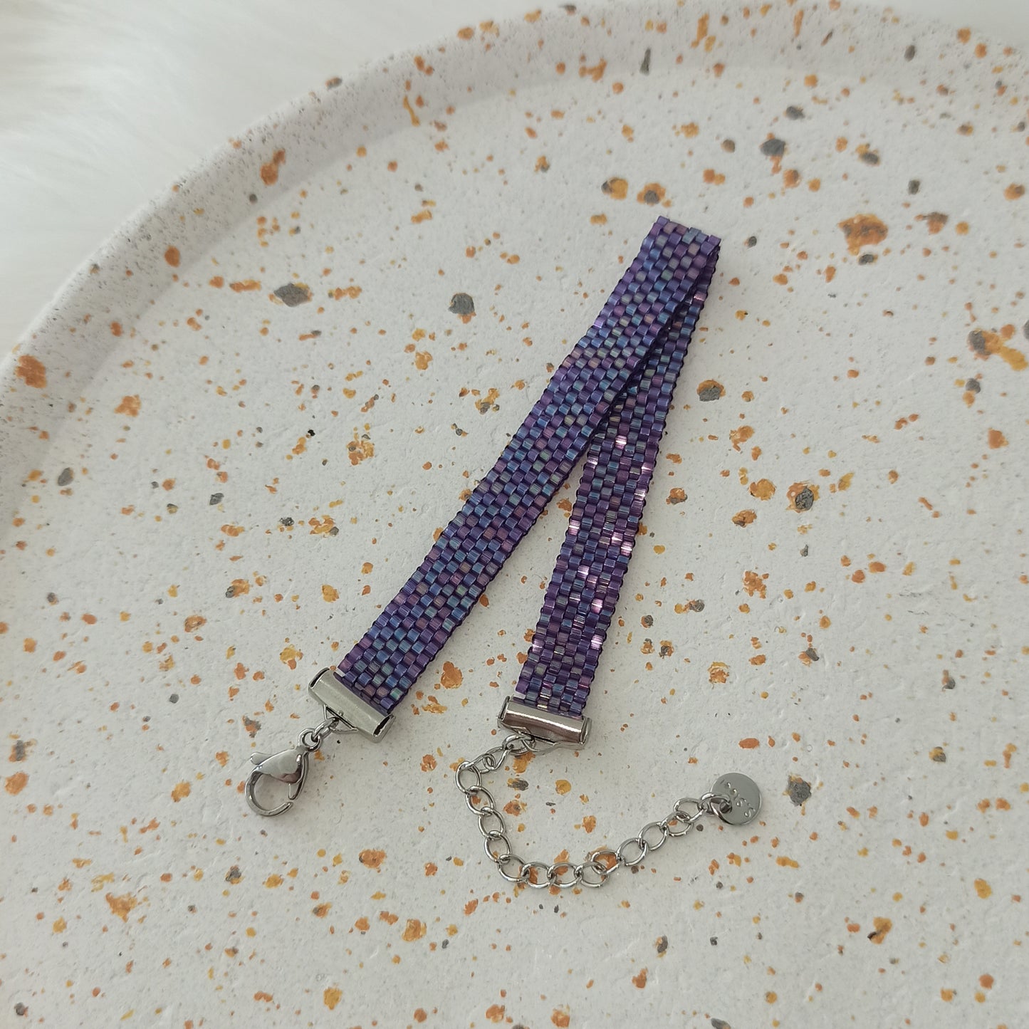 Fialový třpytivý náramek, na zápěstí 15,5–16,5 cm.