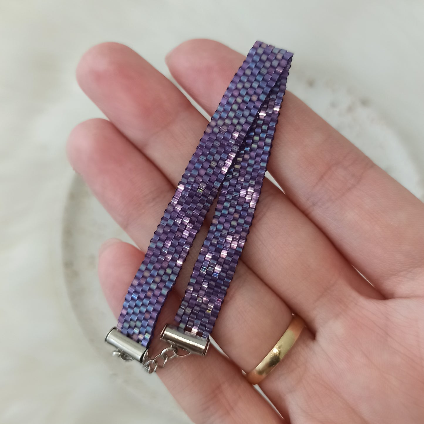 Fialový třpytivý náramek, na zápěstí 15,5–16,5 cm.