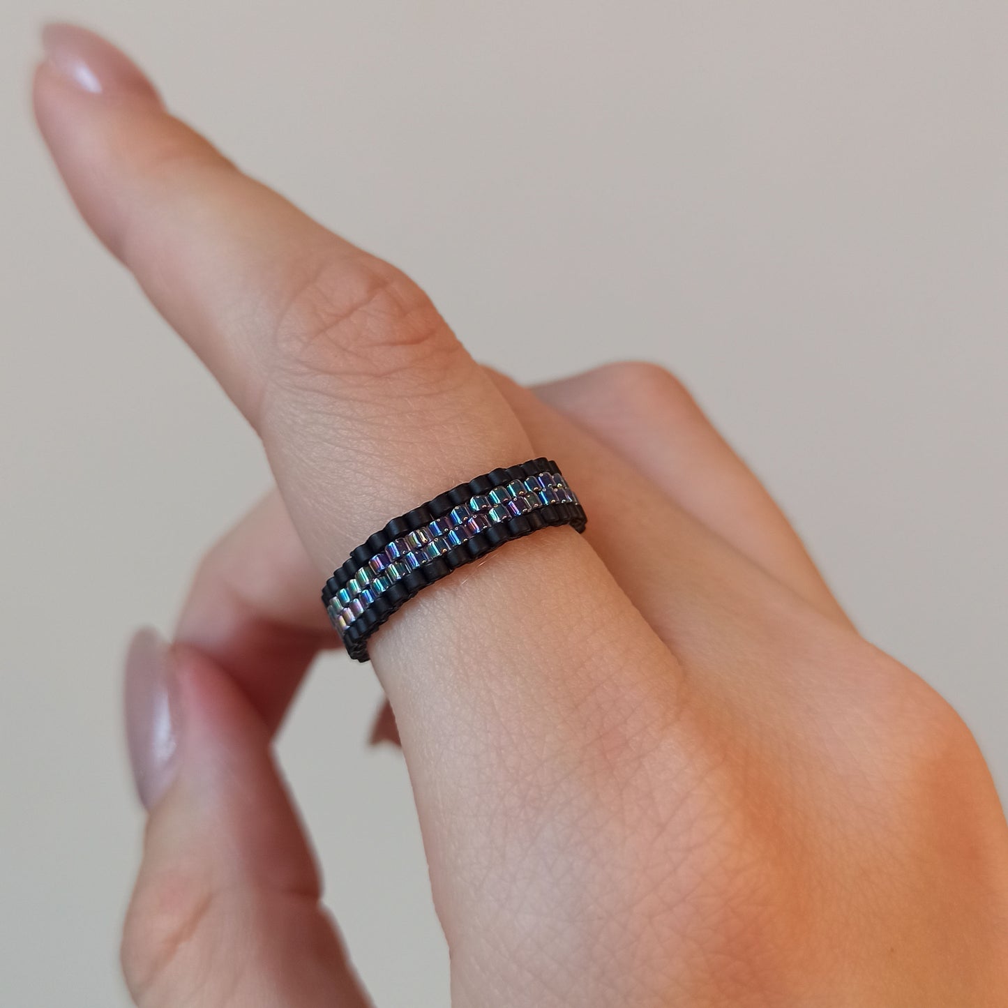 Prstýnek ve velikosti 57 mm.