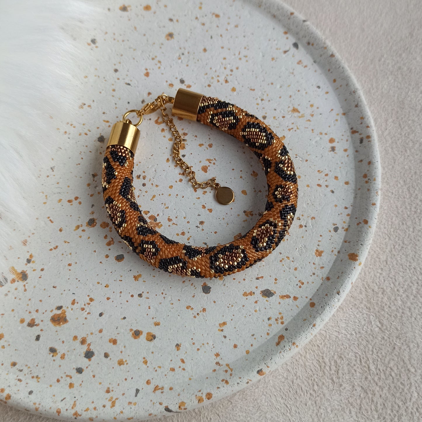 háčkovaný náramek s leopardím vzorem. Na zápěstí 17–18 cm.