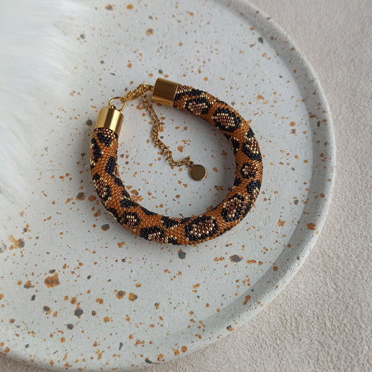 háčkovaný náramek s leopardím vzorem. Na zápěstí 17–18 cm.