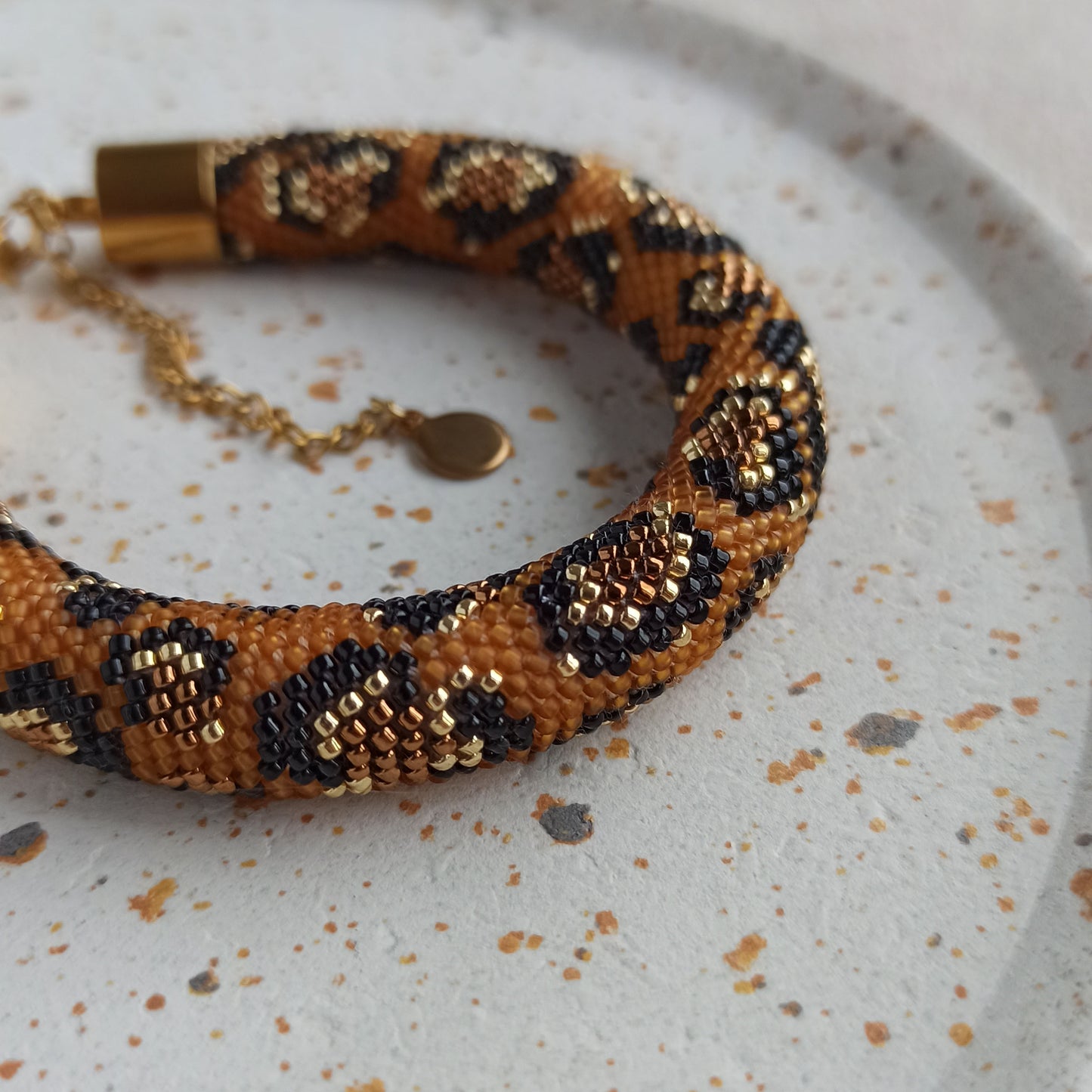 háčkovaný náramek s leopardím vzorem. Na zápěstí 17–18 cm.