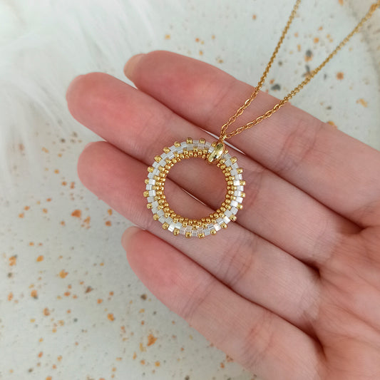 Přívěsek s řetízkem v cristal bílo-zlaté barvě, průměr 23 mm