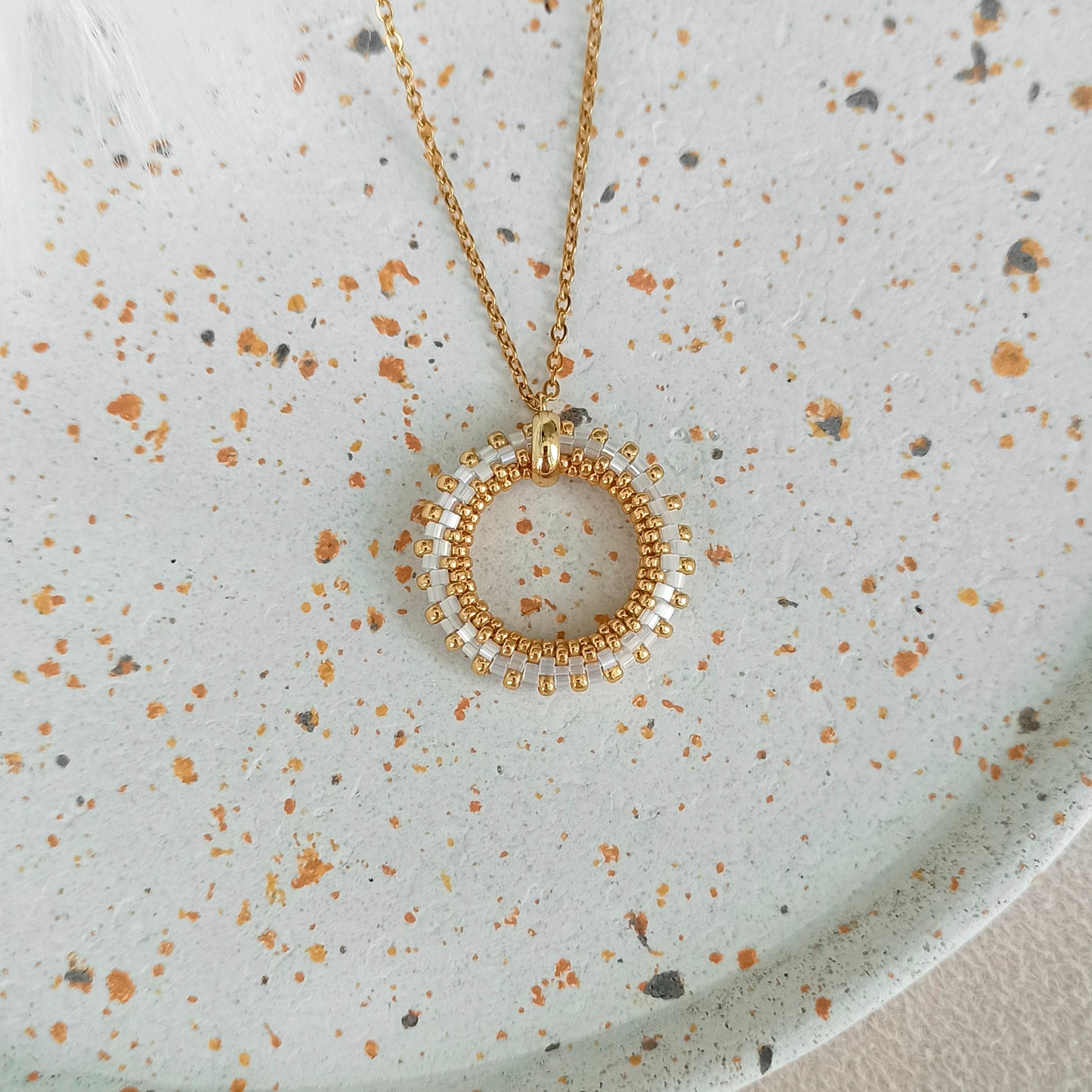 Přívěsek s řetízkem v cristal bílo-zlaté barvě, průměr 23 mm