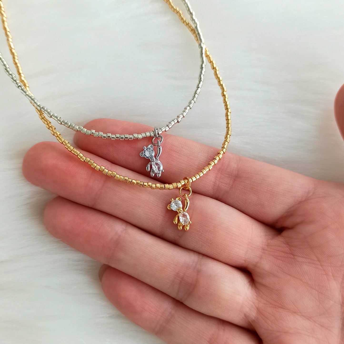 Korálkový choker s malým medvídkem